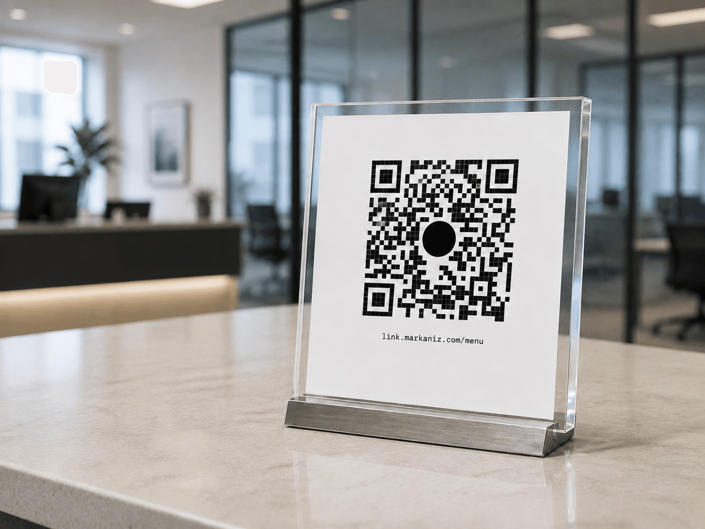 Modern bir ofis tezgâhında markalı QR kod taşıyan şeffaf akrilik stand